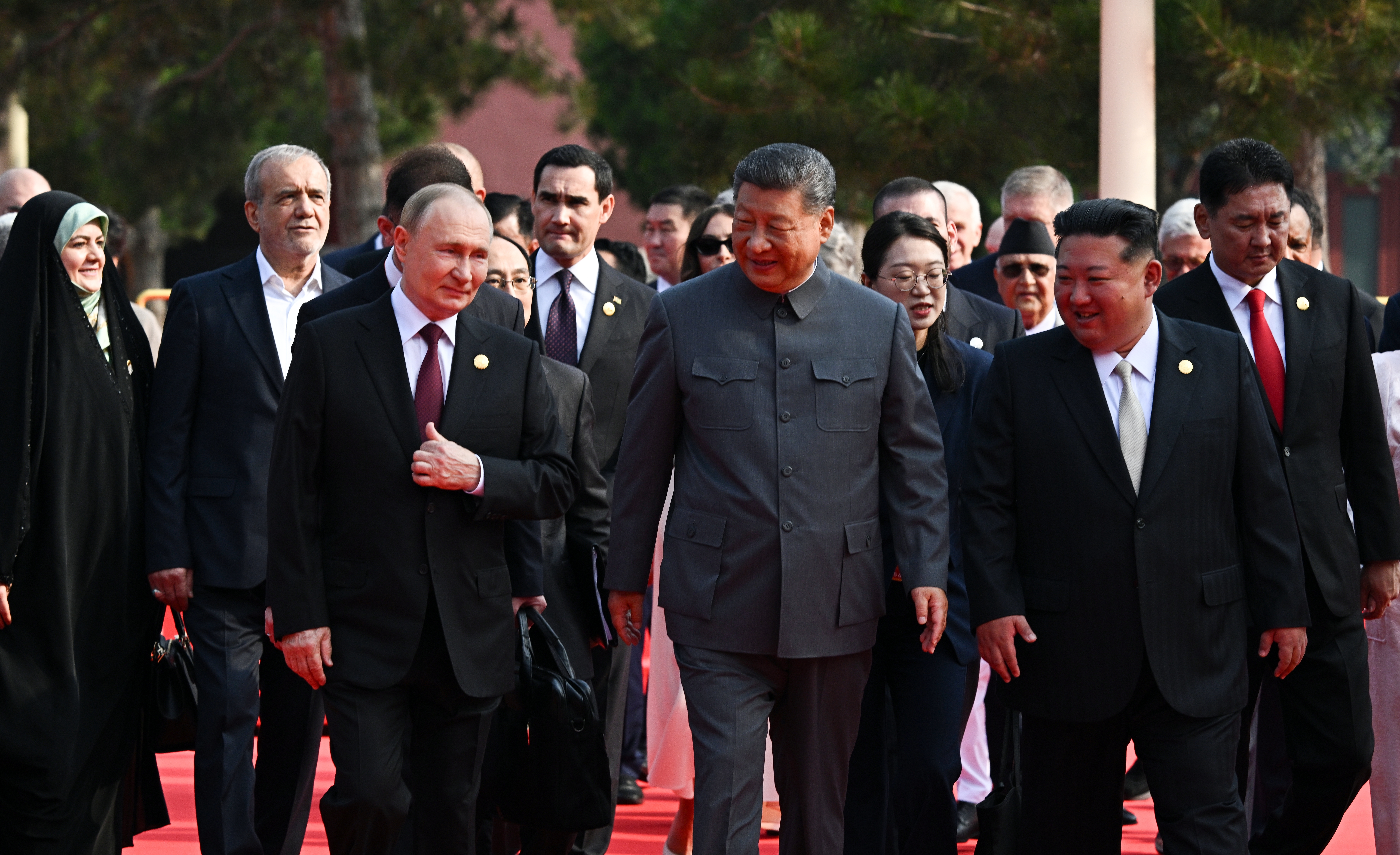 De izq. a der: El presidente ruso, Vladi´mir Putin; el presidente chino, Xi Jinping; y el li´der norcoreano, Kim Jong-un llegan al desfile militar que conmemora el 80.º aniversario del fin de la Segunda Guerra Sino-Japonesa, conocida en China como la Guerra de Resistencia contra la Agresio´n Japonesa, y el fin de la Segunda Guerra Mundial, en la Plaza de Tiananme´n de Peki´n, China, este mie´rcoles.-
