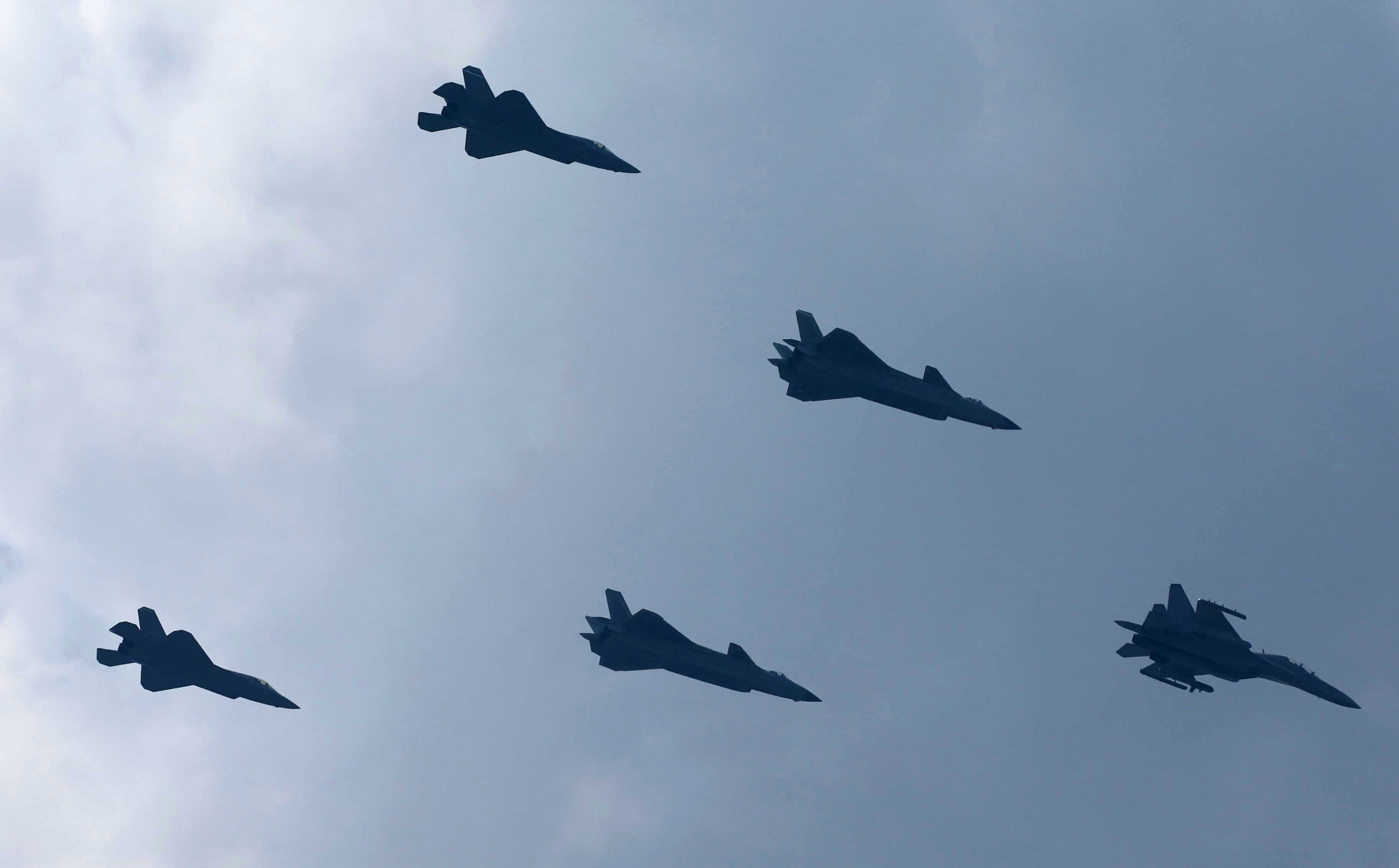Los aviones de combate chinos J-16D, J-20 y J-35A vuelan en formación durante un desfile militar que marca el 80 aniversario de la victoria en la Guerra de Resistencia del Pueblo Chino contra la agresión japonesa y el final de la Segunda Guerra Mundial, sobre la Plaza de Tiananmen en Beijing, China, el 3 de septiembre de 2025. 