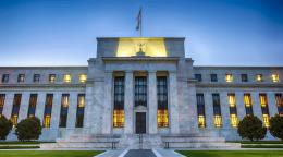 Trump vuelve a pedir a la Fed bajar tipos de inter&eacute;s en la v&iacute;spera de su reuni&oacute;n monetaria