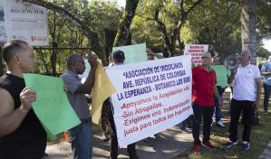Inquilinos de los barrios Cuba y La Esperanza exigen al MOPC indemnización por desalojo