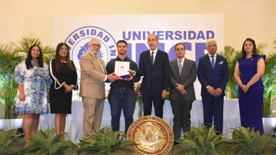 Mescyt entrega 27 becas nacionales a estudiantes de Universidad INCE en carreras STEAM