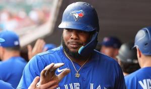 Vladimir Guerrero Jr. anota tres carreras y los Azulejos se imponen 12 a 9 a los Rojos