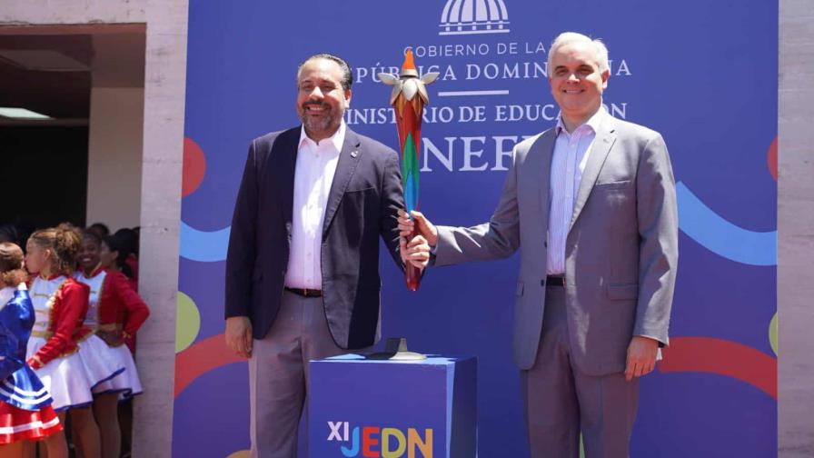 Ministro de Educación encabeza encendido de antorcha Juegos Escolares Deportivos Nacionales 2025