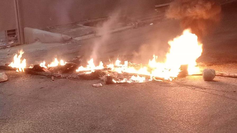 Queman gomas en Villa Aura en protesta por los apagones Queman gomas en Villa Aura en protesta por los apagones