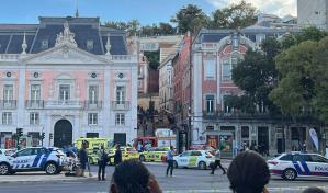 Varios muertos al descarrilar un famoso funicular turístico del centro de Lisboa