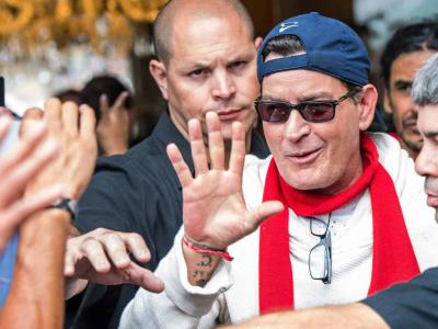 Los actores Charlie Sheen y su padre, protagonizarán la serie Happy
