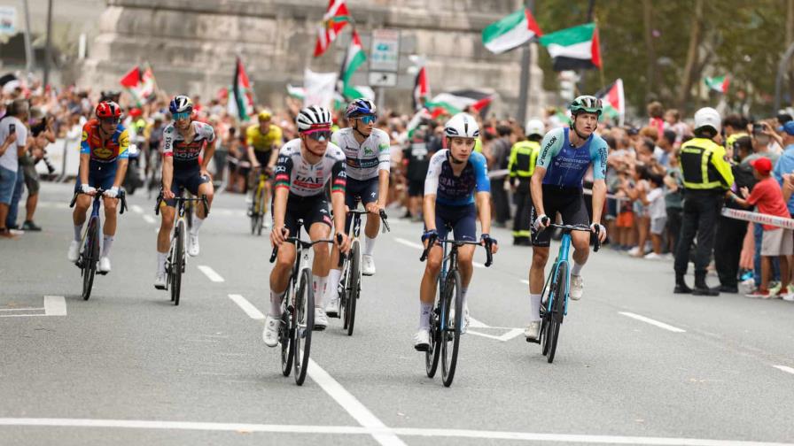 El equipo Israel-Premier Tech descarta abandonar la Vuelta a España El equipo Israel-Premier Tech descarta abandonar la Vuelta a España