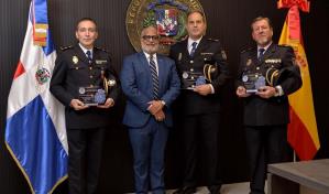 Consulado de RD en Madrid homenajea a cuatro policías españoles por su ayuda a dominicanos