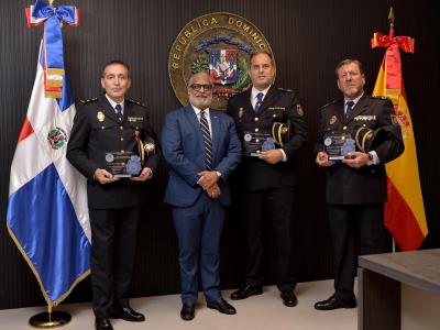 Consulado dominicano en Madrid homenajea a cuatro policías españoles