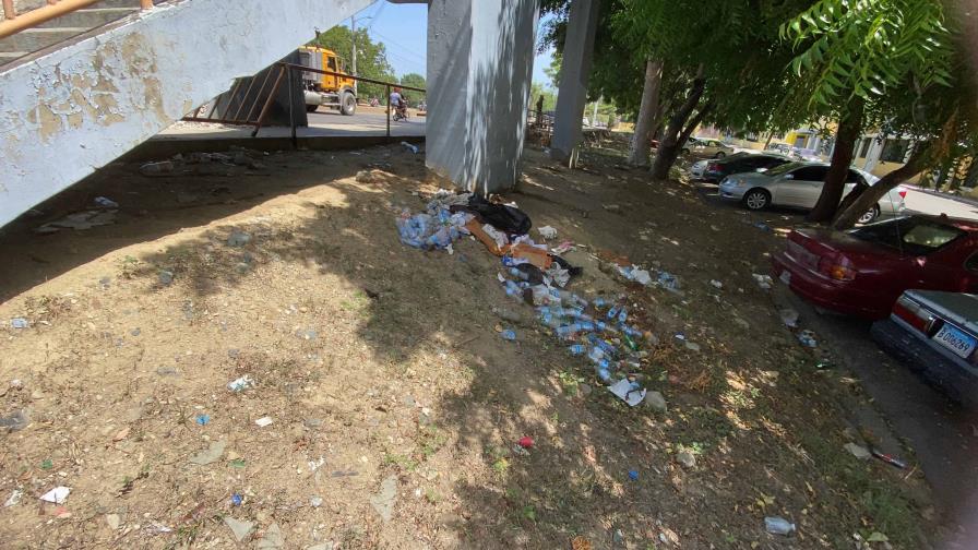 Vecinos denuncian que puente peatonal en Santiago es usado como baño público Vecinos denuncian que puente peatonal en Santiago es usado como baño público