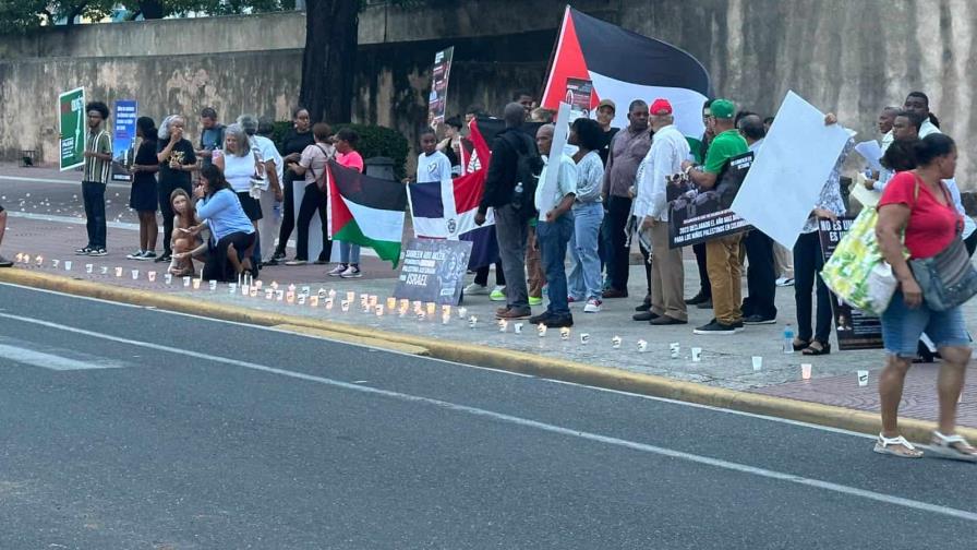 Encienden velas en el  Parque Independencia en solidaridad con Palestina