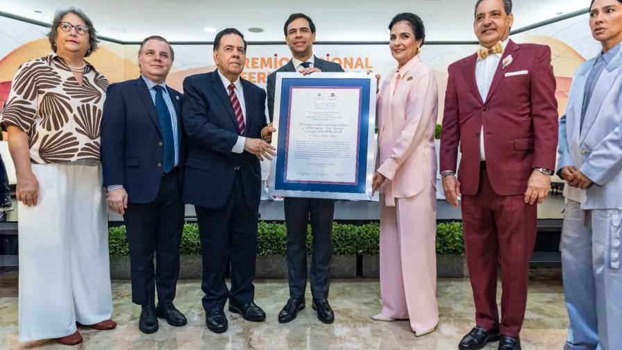 Hacen entrega del Premio Nacional Feria del Libro Eduardo León Jimenes