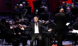 El Puma brinda un concierto pendiente con el público dominicano cantando sus grandes éxitos