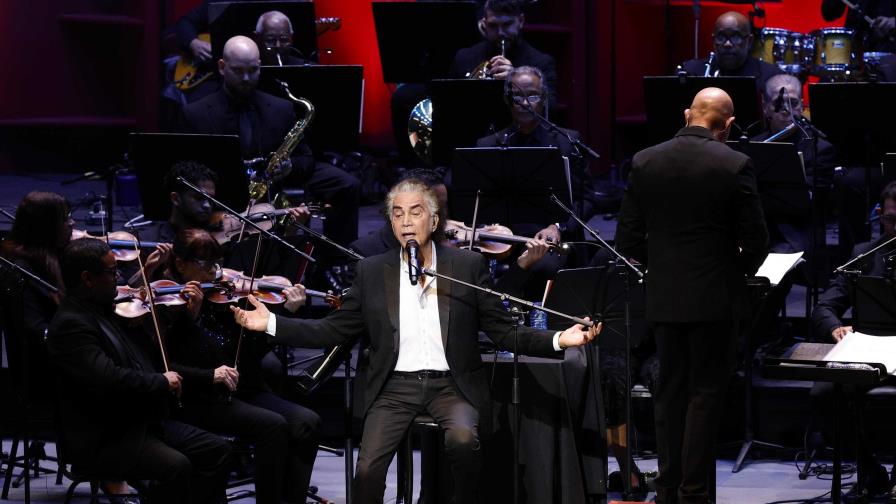 El Puma brinda un concierto pendiente con el público dominicano cantando sus grandes éxitos