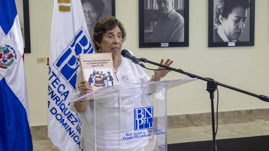 Miriam de Gautreaux entrega su libro de repostería a escuelas laborales del Minerd