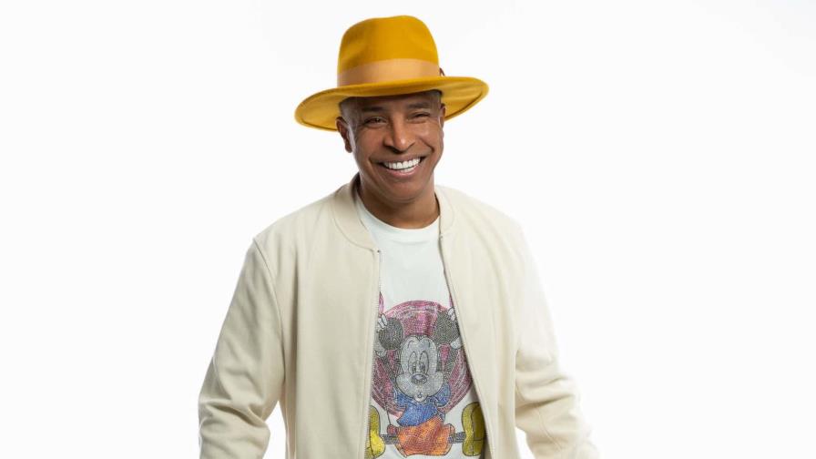 Tony Bravo estrena videoclip "Mares de agua de coco" bajo la dirección de Eddy Jiménez