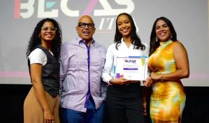 Estudiante recibe beca de 150 mil pesos para estudios en Multimedia del ITLA