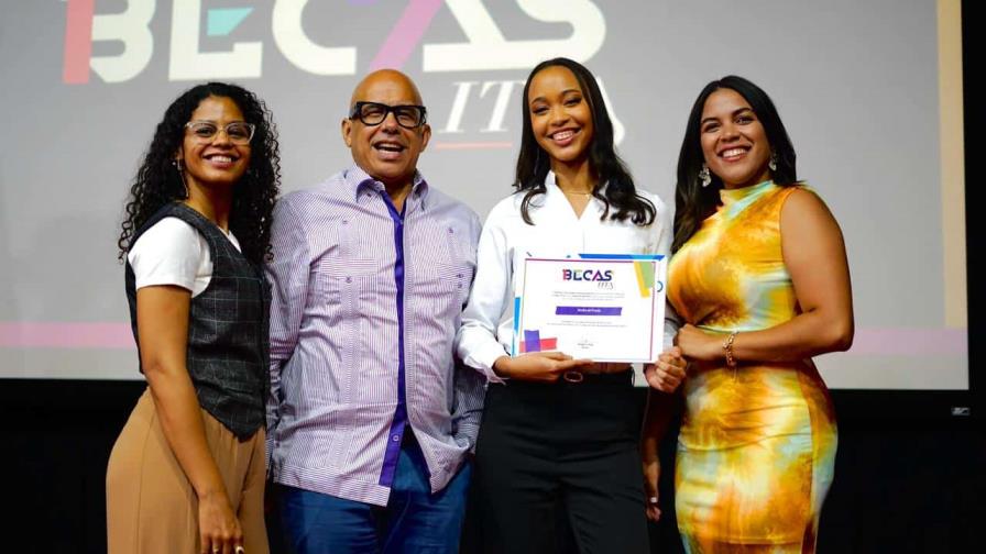 Estudiante recibe beca de 150 mil pesos para estudios en Multimedia del ITLA