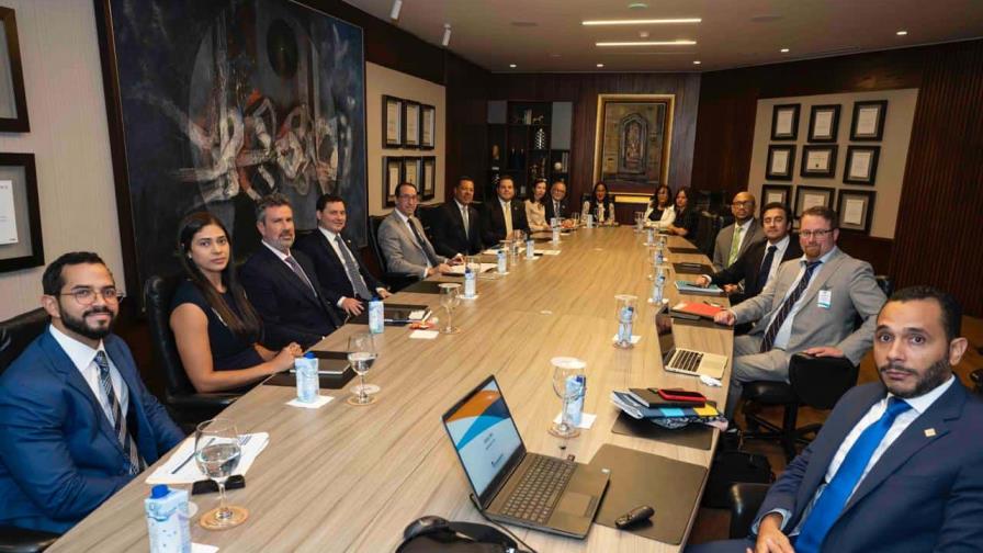 Ejecutivos de Banreservas se reúnen con delegación del FMI para abordar perspectivas económicas