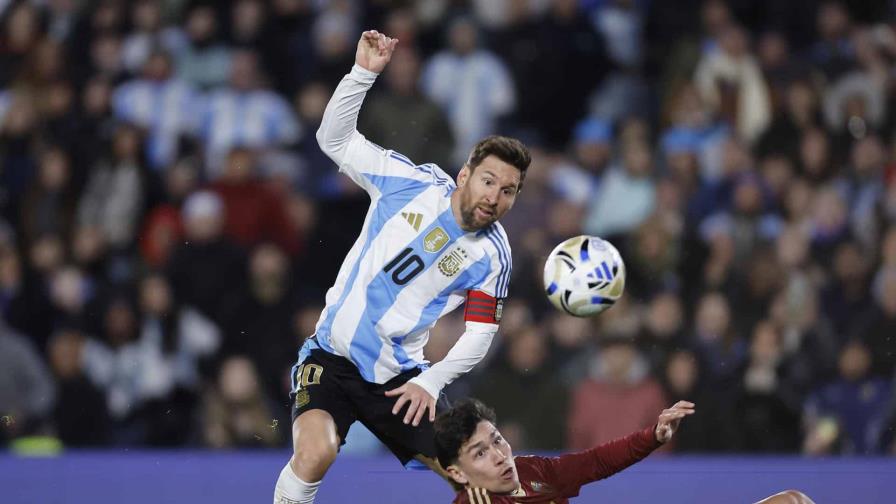 Messi le cumple con su leyenda y Argentina golea a una Venezuela se aferra al repechaje