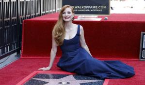 Jessica Chastain homenajeada por Al Pacino al recibir su estrella en el Paseo de la Fama