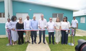 Abinader encabeza la entrega de 70 viviendas a familias desalojadas en Imbert