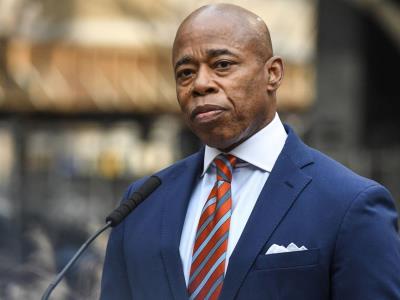 Eric Adams, vencido por la migración y la corrupción