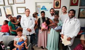 Niños con hidrocefalia reciben una nueva oportunidad de vida en jornada gratuita de Cruz Jiminián