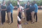 Una diputada de Puerto Plata intercambia golpes con agente de seguridad en actividad del Gobierno