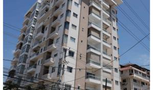 ¡Socorro!; una mujer salta de un tercer piso de un edificio en Piantini