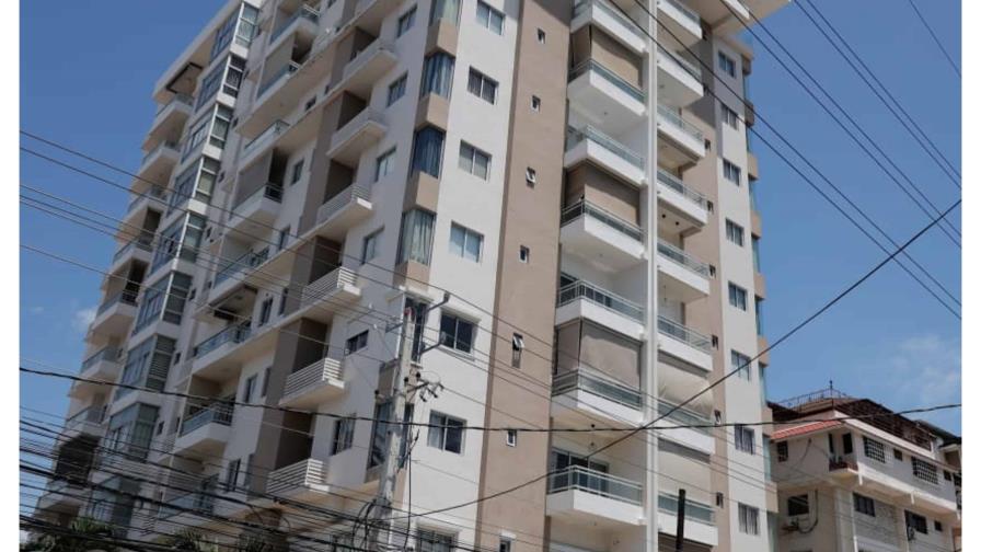 ¡Socorro!; una mujer salta de un tercer piso de un edificio en Piantini