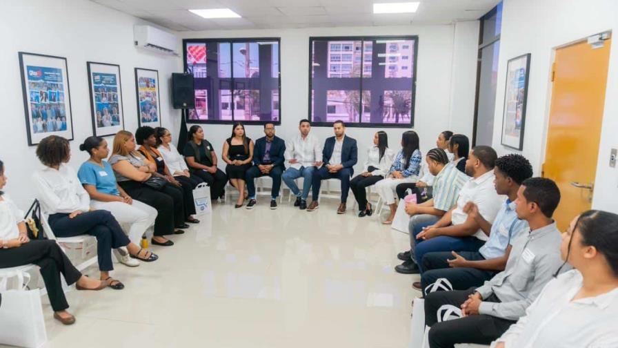 Ministro de la Juventud recibe a los primeros 20 pasantes del programa Mi Primera Oportunidad