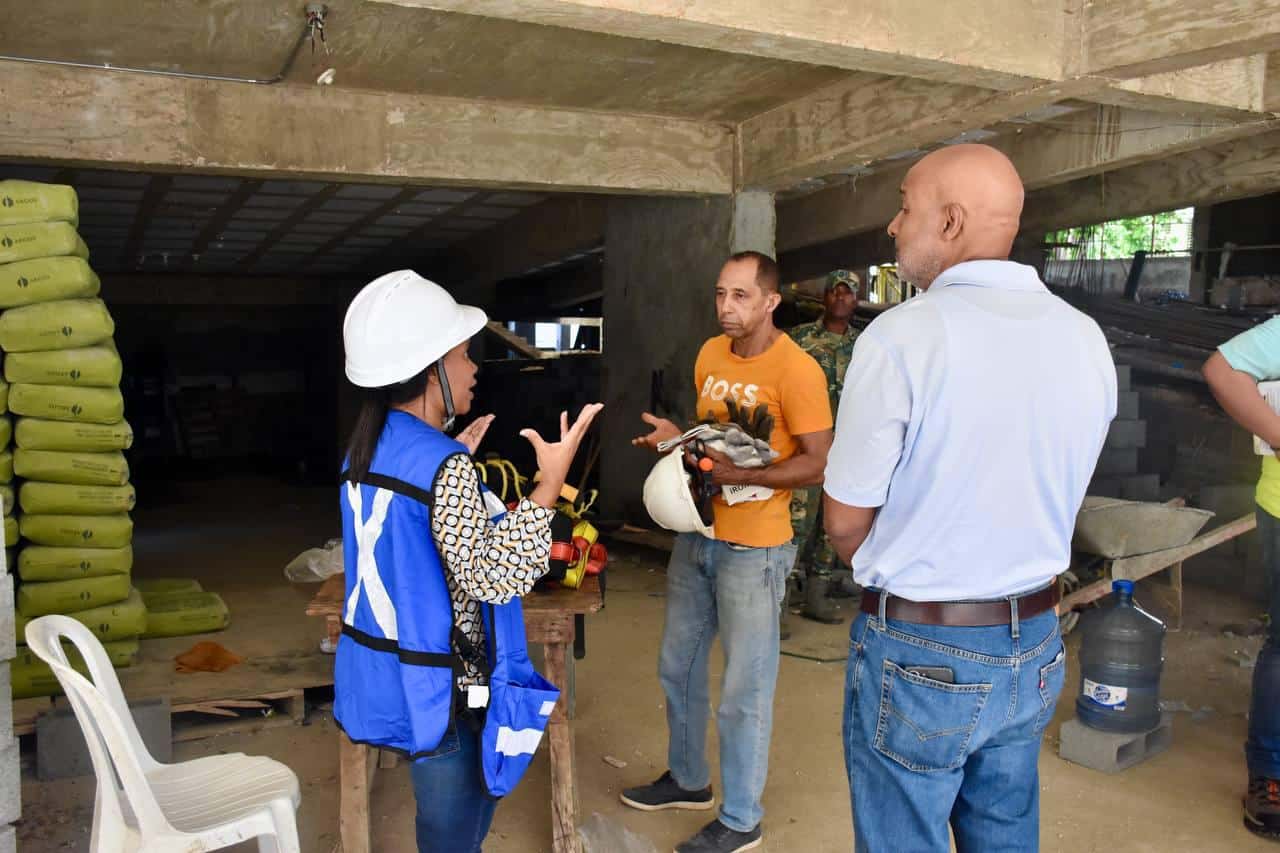 Brigadistas del Ministerio de Trabajo hablan con supervisores de obras durante la inspección.