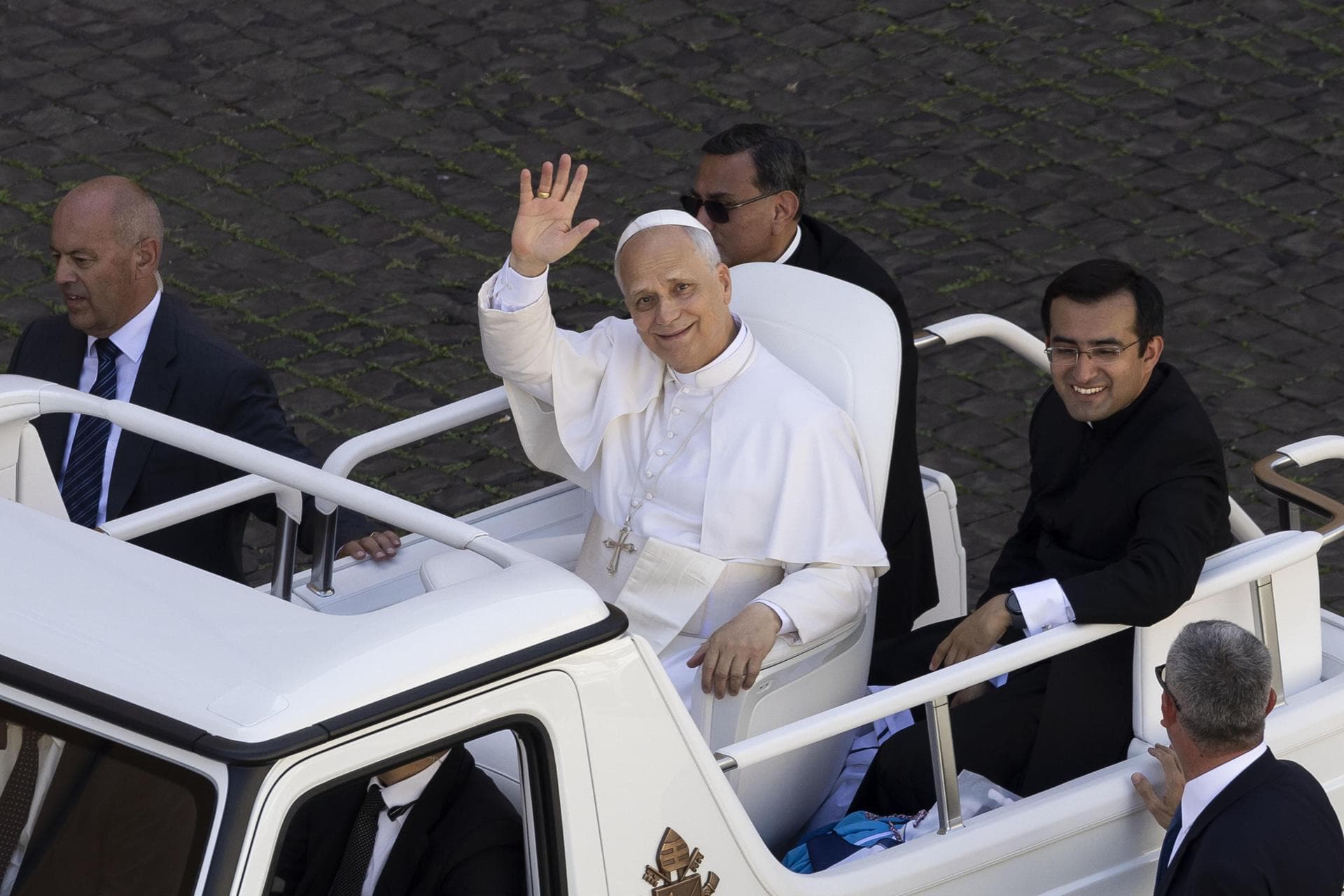 El Papa León XIV saluda a los fieles reunidos en la Plaza de San Pedro para la ceremonia de canonización de Carlo Acutis y Piergiorgio Frassati, en el Vaticano, el 7 de septiembre de 2025. 