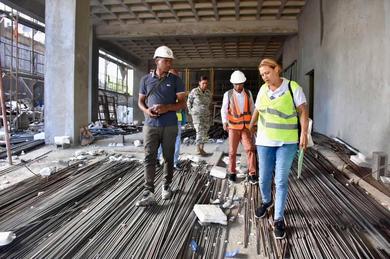 Brigadistas del Ministerio de Trabajo hablan con supervisores de obras durante la inspección.