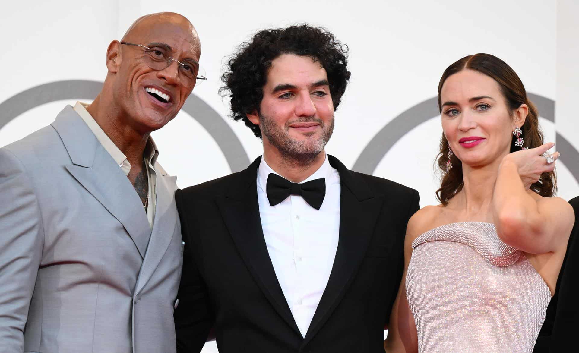 El actor estadounidense Dwayne Johnson (i), el director Benny Safdie (c) y la actriz británica Emily Blunt (d) llegan al estreno de The Smashing Machine durante la 82ª edición del Festival Internacional de Cine de Venecia, en Italia, el 1 de septiembre de 2025. El certamen se celebró del 27 de agosto al 6 de septiembre de 2025.