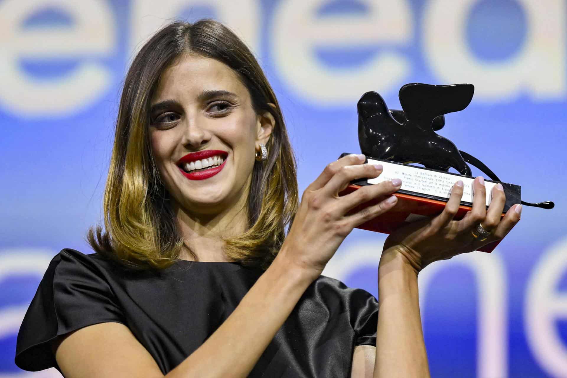 La actriz italiana Benedetta Porcaroli posa con el premio Horizontes a mejor actriz por 'The Kidnapping of Arabella' durante la ceremonia de clausura del 82 Festival Internacional de Cine de Venecia. 