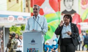 El peculiar oficio de interpretar en lengua de señas la voz de los funcionarios del Gobierno