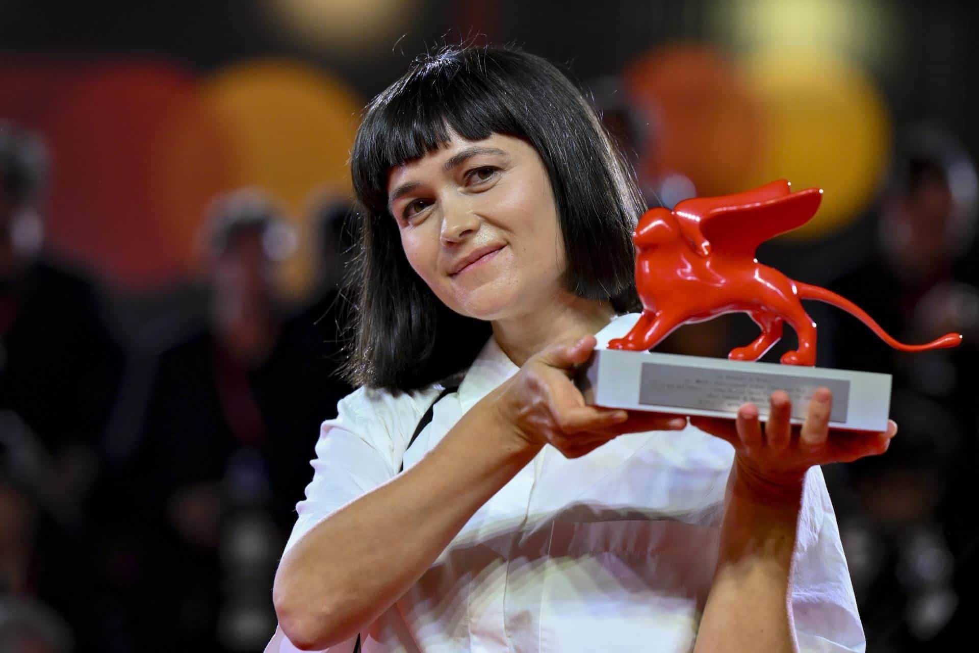 La directora Nastia Korkia posa con su León del Futuro "Luigi De Laurentiis" al Mejor Largometraje Debut por Short Summer, durante la clausura y ceremonia de premiación de la 82ª edición del Festival Internacional de Cine de Venecia, en Italia, el 6 de septiembre de 2025.