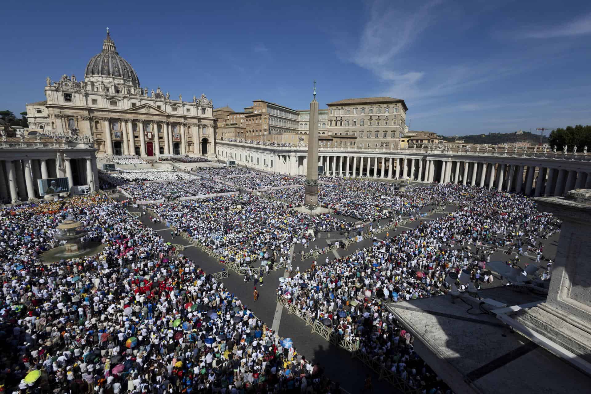 Fieles asisten a la ceremonia de canonización de Carlo Acutis y Piergiorgio Frassati, en el Vaticano, el 7 de septiembre de 2025. 
