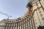 Rusia golpea la sede del gobierno ucraniano en su mayor bombardeo de la guerra