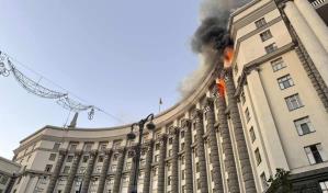 Rusia golpea la sede del gobierno ucraniano en su mayor bombardeo de la guerra