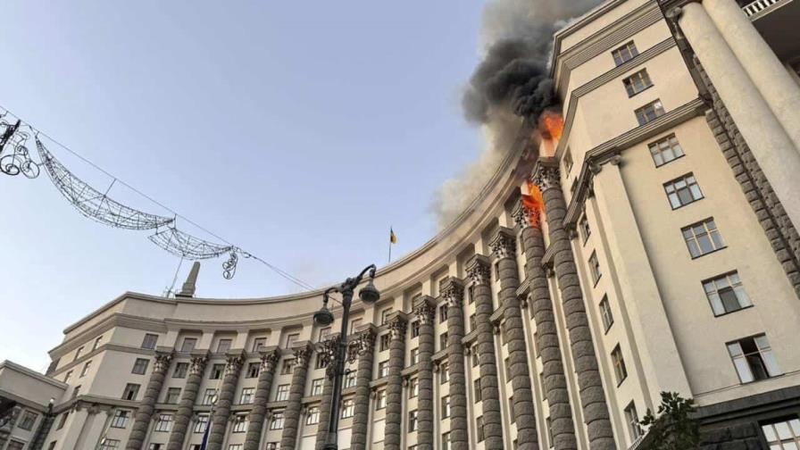 Rusia golpea la sede del gobierno ucraniano en su mayor bombardeo de la guerra