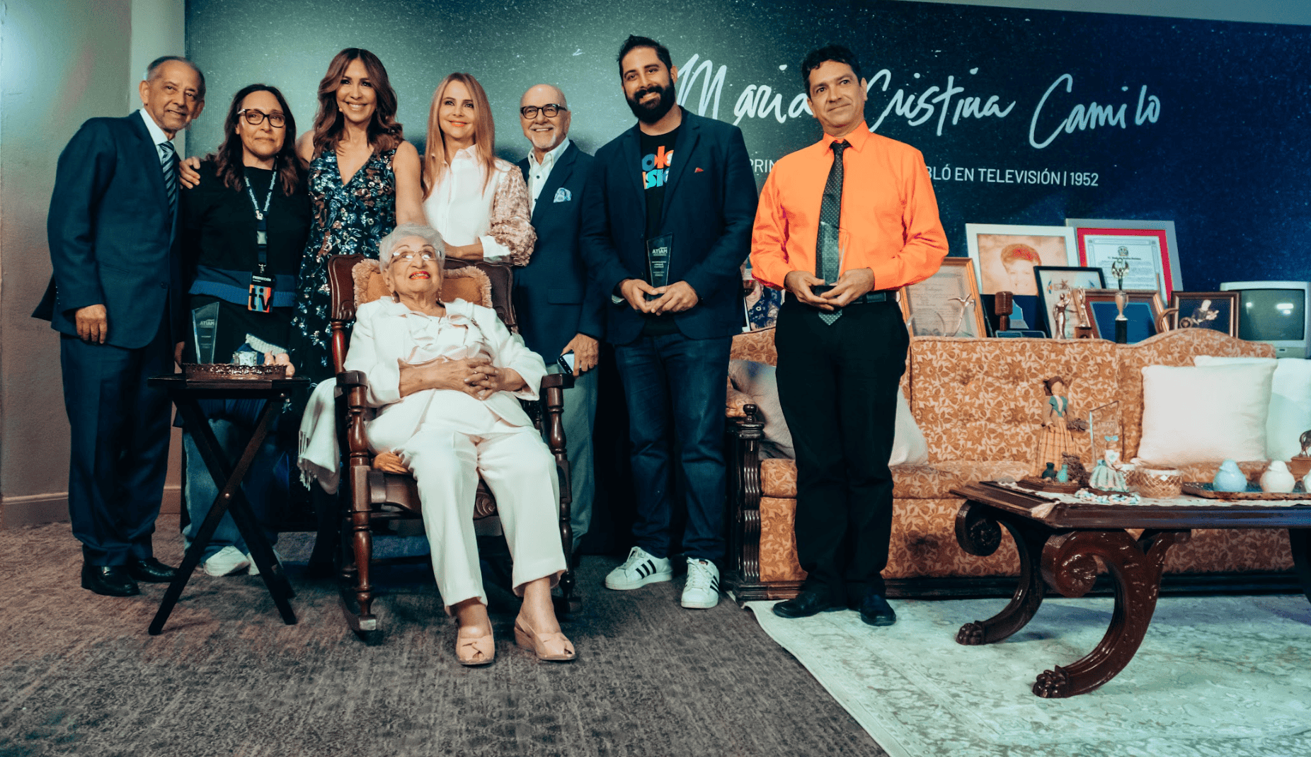 Destacadas figuras del periodismo y la televisión acompañaron a María Cristina Camilo en el homenaje que le realizó la productora Edilenia Tactuk durante Imaginativa, la feria anual de la televisión dominicana.