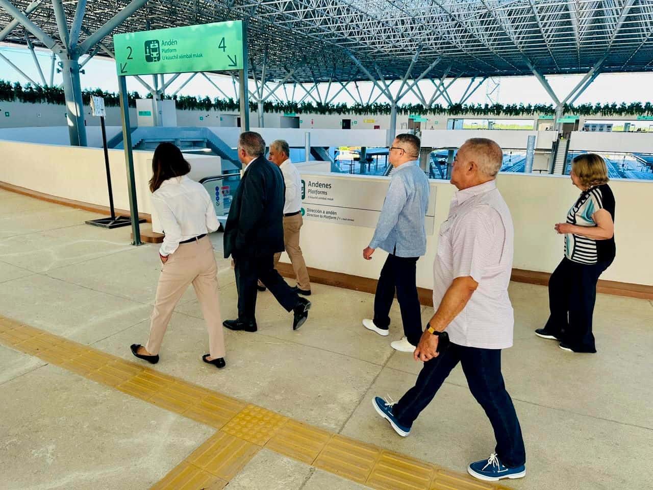 La delegación viajando en el Tren Maya desde Cancún hasta Mérida.