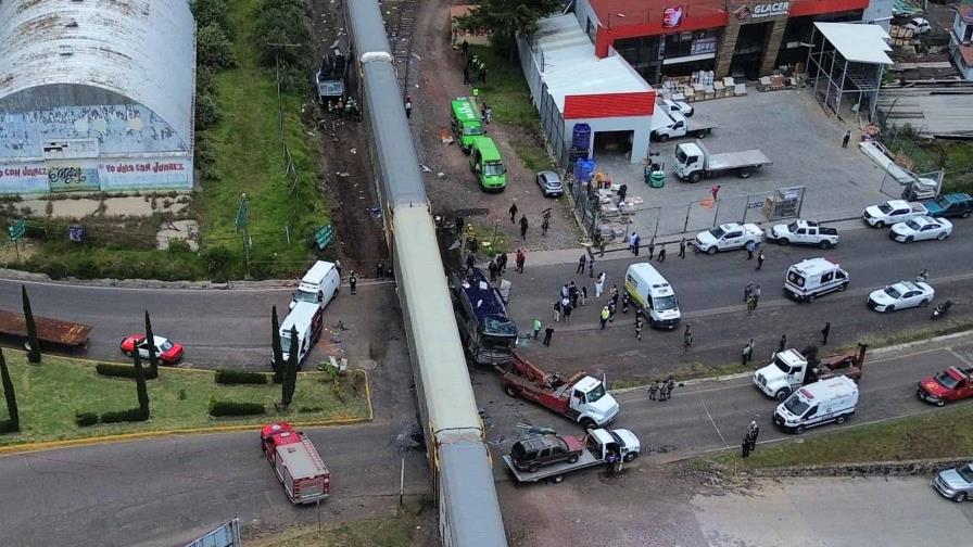 Ferrocarril impacta un autobús en México causando al menos ocho muertes Ferrocarril impacta un autobús en México causando al menos ocho muertes