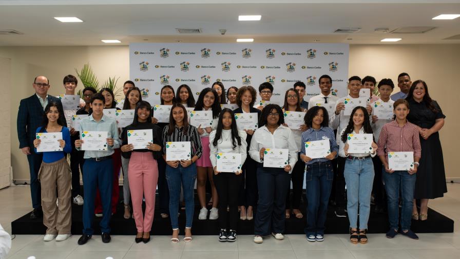Banco Caribe celebra graduación de su programa de pasantías de verano