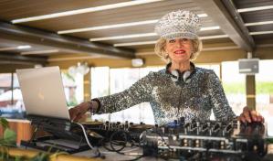 De ama de casa a ícono nocturno, DJ Gloria conquista las discotecas a los 81 años