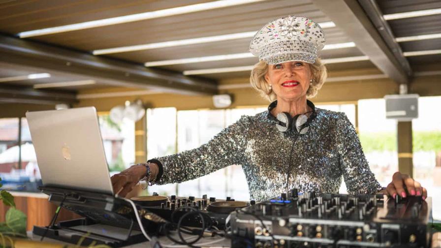 De ama de casa a ícono nocturno, DJ Gloria conquista las discotecas a los 81 años