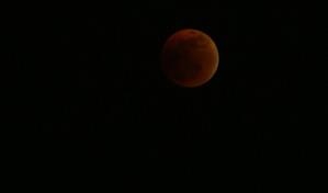 La luna de sangre emerge durante el eclipse total lunar